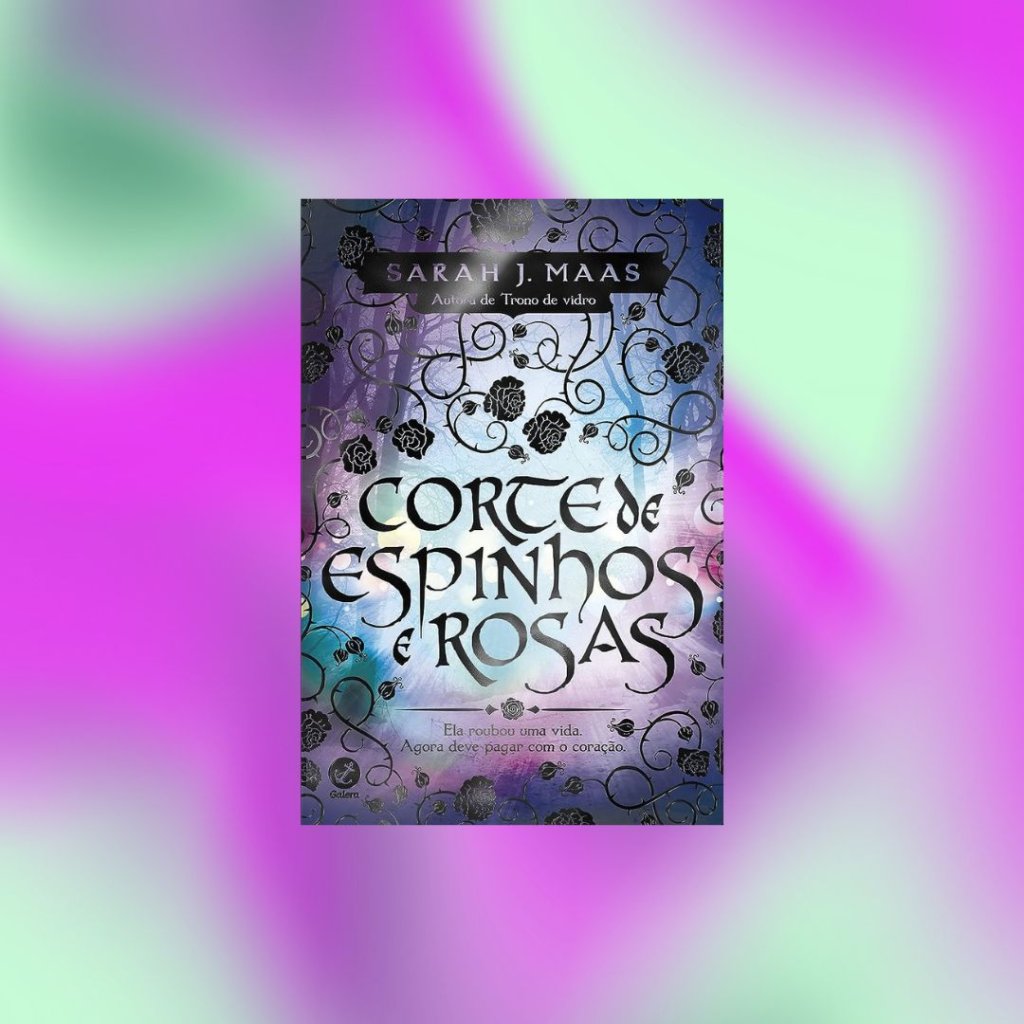 Capa do livro Corte de Espinhos e Rosas com silhuetas de rosas e caules com espinhos em preto com um fundo de cores azul e roxo; o fundo é uma textura de formas abstratas nas cores verde e lilás