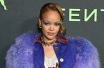 Rihanna mostra que minissaia e tênis compõem looks estilosos