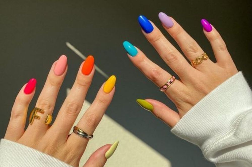 As unhas com lacinhos no estilo coquette são a tendência do momento