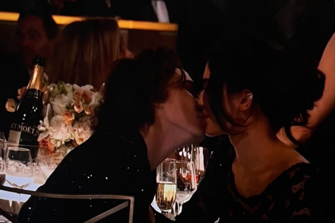 Kylie Jenner e Timothée Chalamet se beijam durante o Globo de Ouro