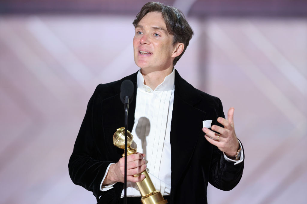Cillian Murphy recebe o prêmio de Melhor Ator em Filme de Drama no Globo de Ouro