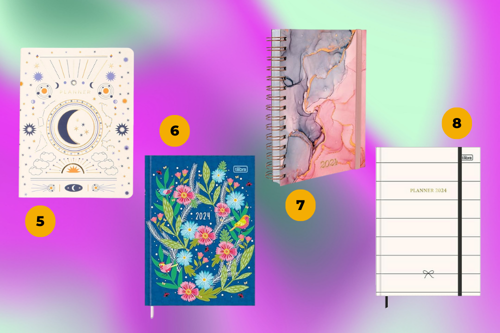 Imagem de quatro cadernos, um rosa claro com estampa de estrelas, um azul escuro com estampa florida, um com estampa de mármore rosa e cinza e outro bege claro com listras horizontais em um fundo roxo e verde