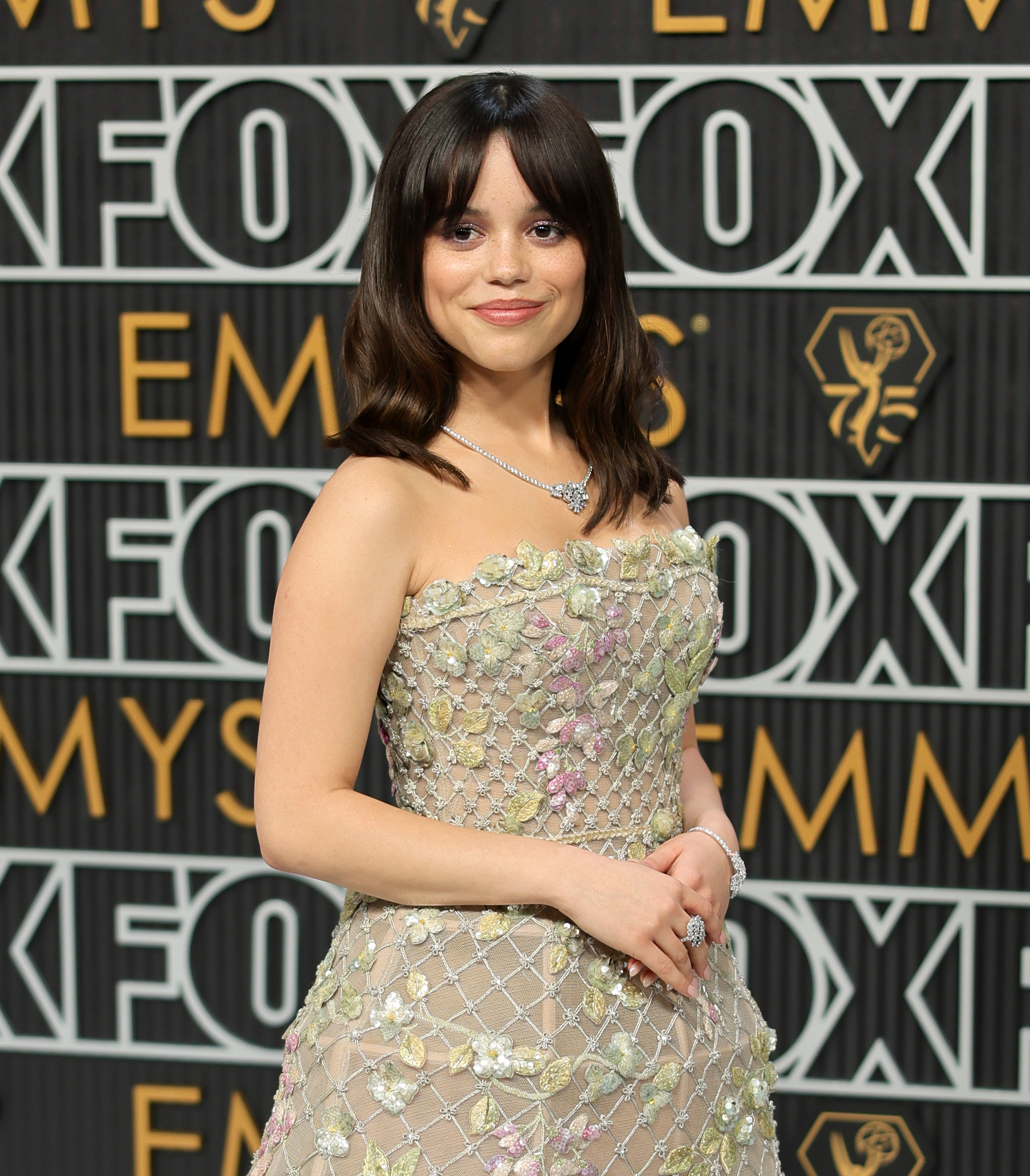Jenna Ortega usando vestido floral da Dior no Emmy Awards 2023