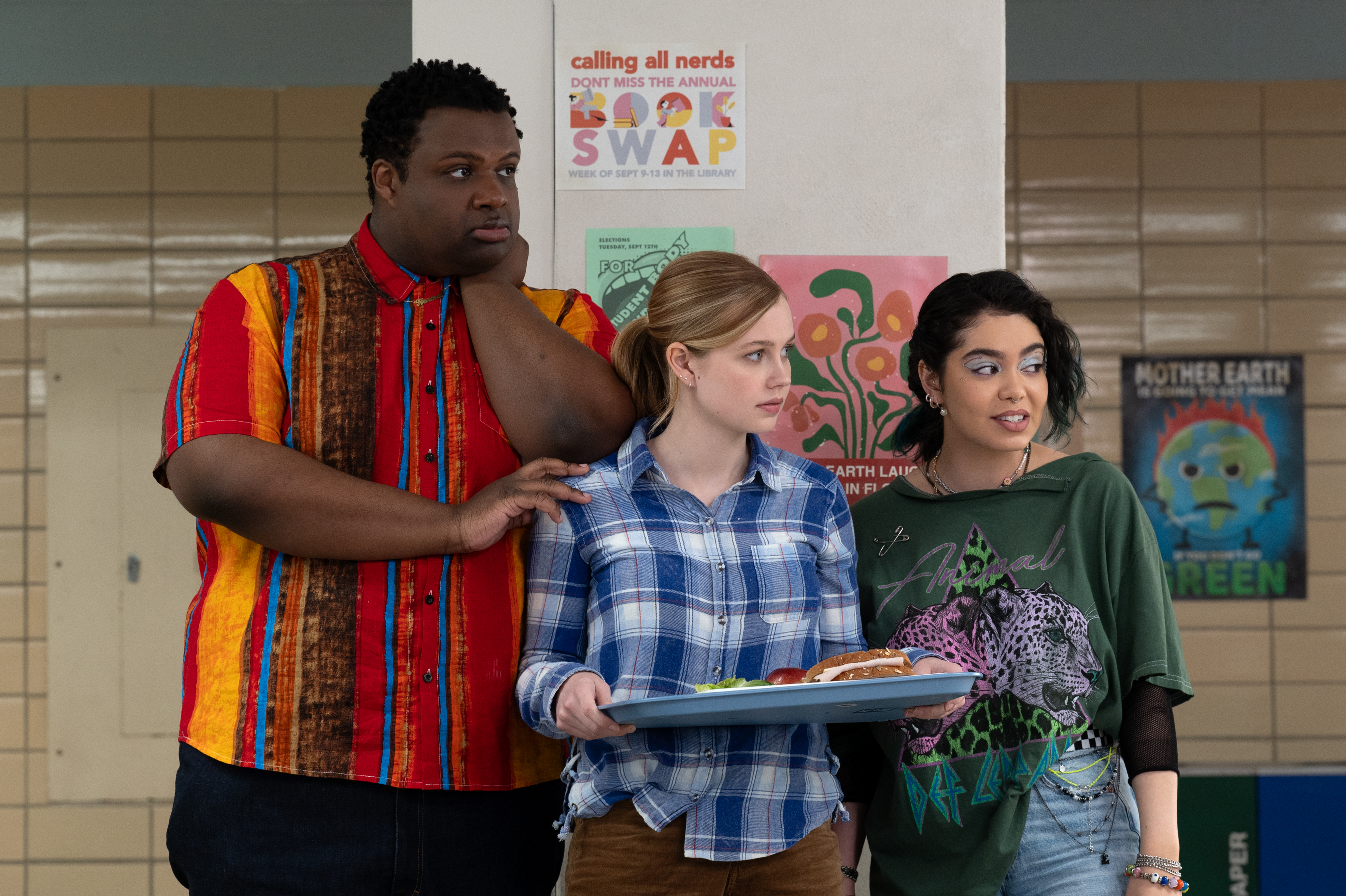 Mean Girls Damian (Jaquel Spivey), Cady Heron (Angourie Rice) e Janis (Auli'i Cravalho) em Meninas Malvadas: O Musical