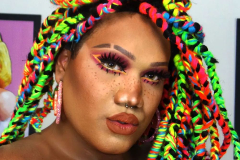 Drag Queen negra com dreads coloridos