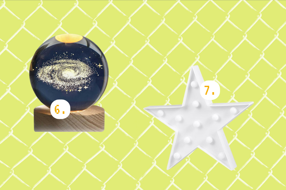 Em um fundo amarelo claro, há uma luminária em formato de estrela e um globo estrelado.