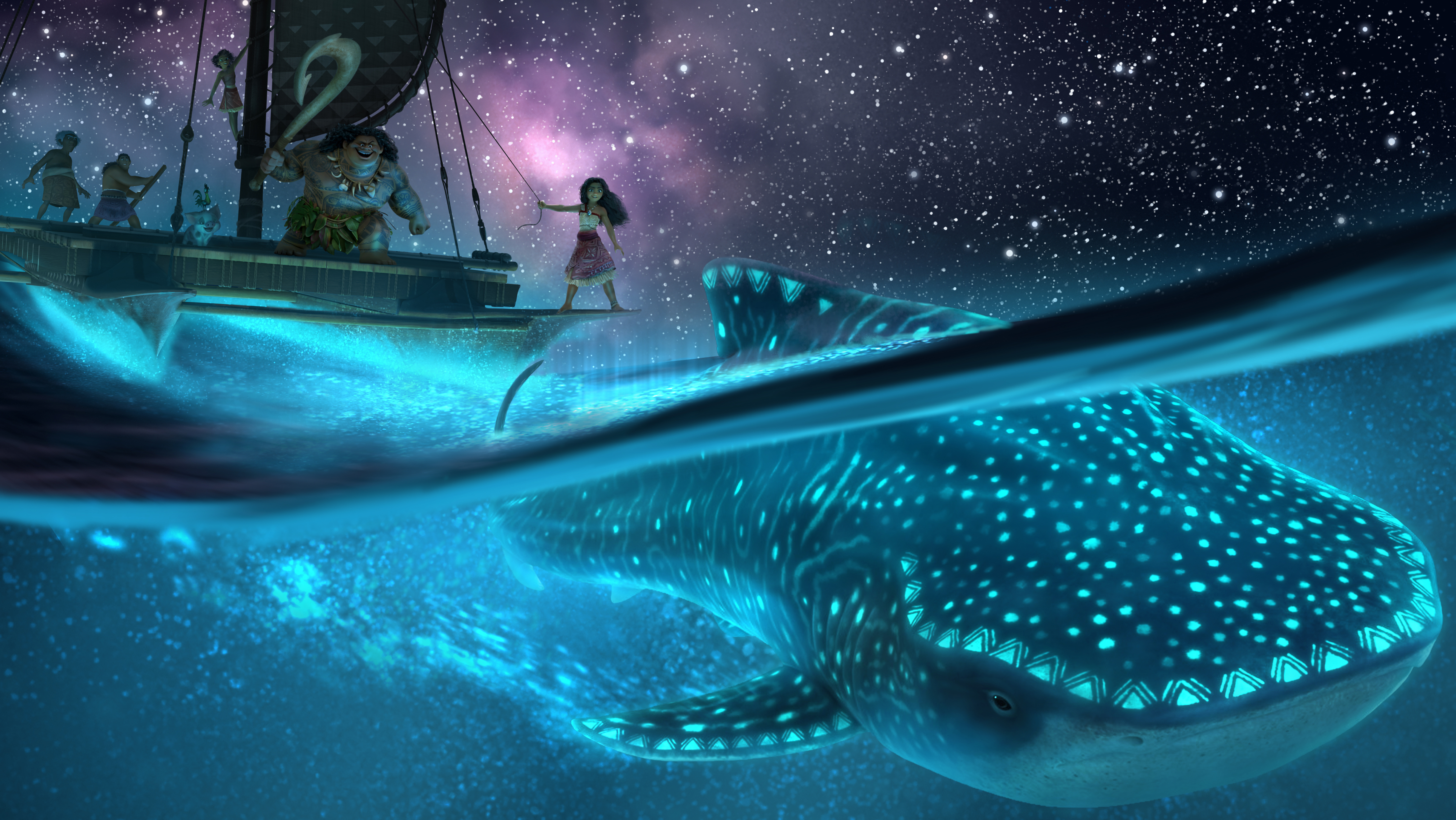 Imagem de Moana 2; a personagem está navegando pelos mares com um animal marinho brilhante nas águas azuis durante a noite; o céu estrelado em tons de roxo e rosa faz contraste com as águas iluminadas em azul