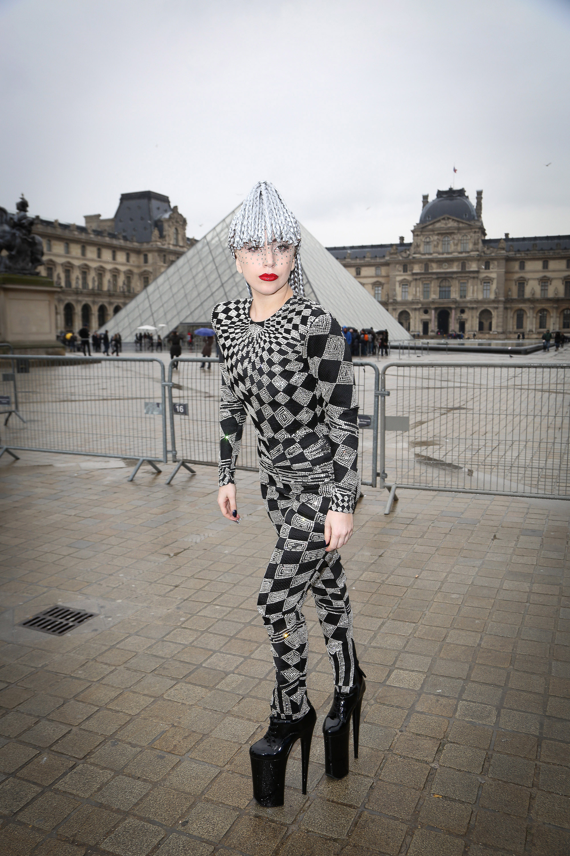 Lady Gaga posa na frente do Louvre em janeiro de 2014