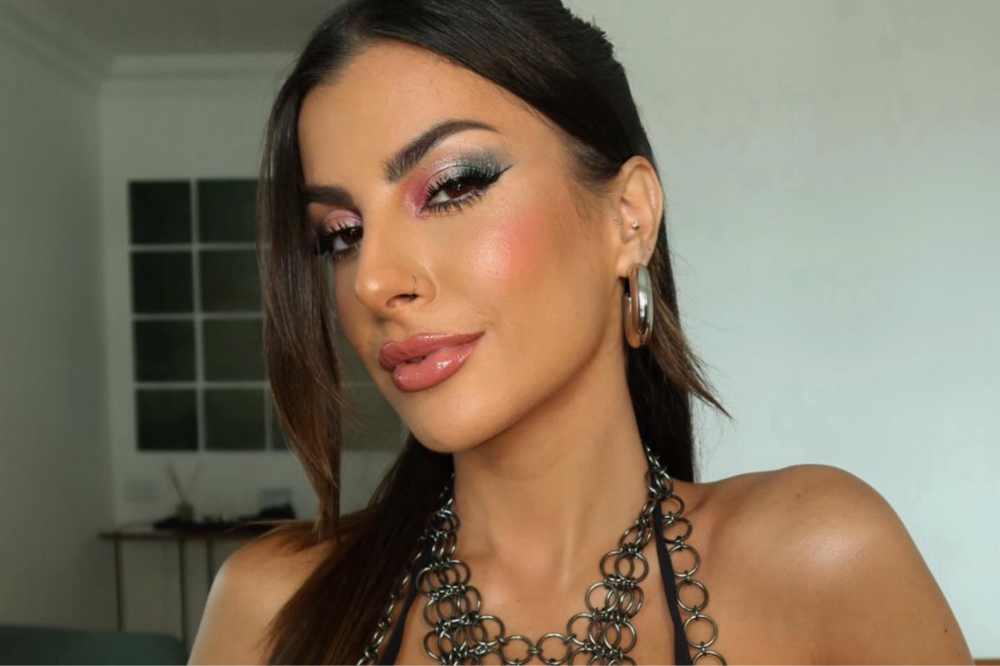 Nah Cardoso com maquiagem colorida e expressão facial séria