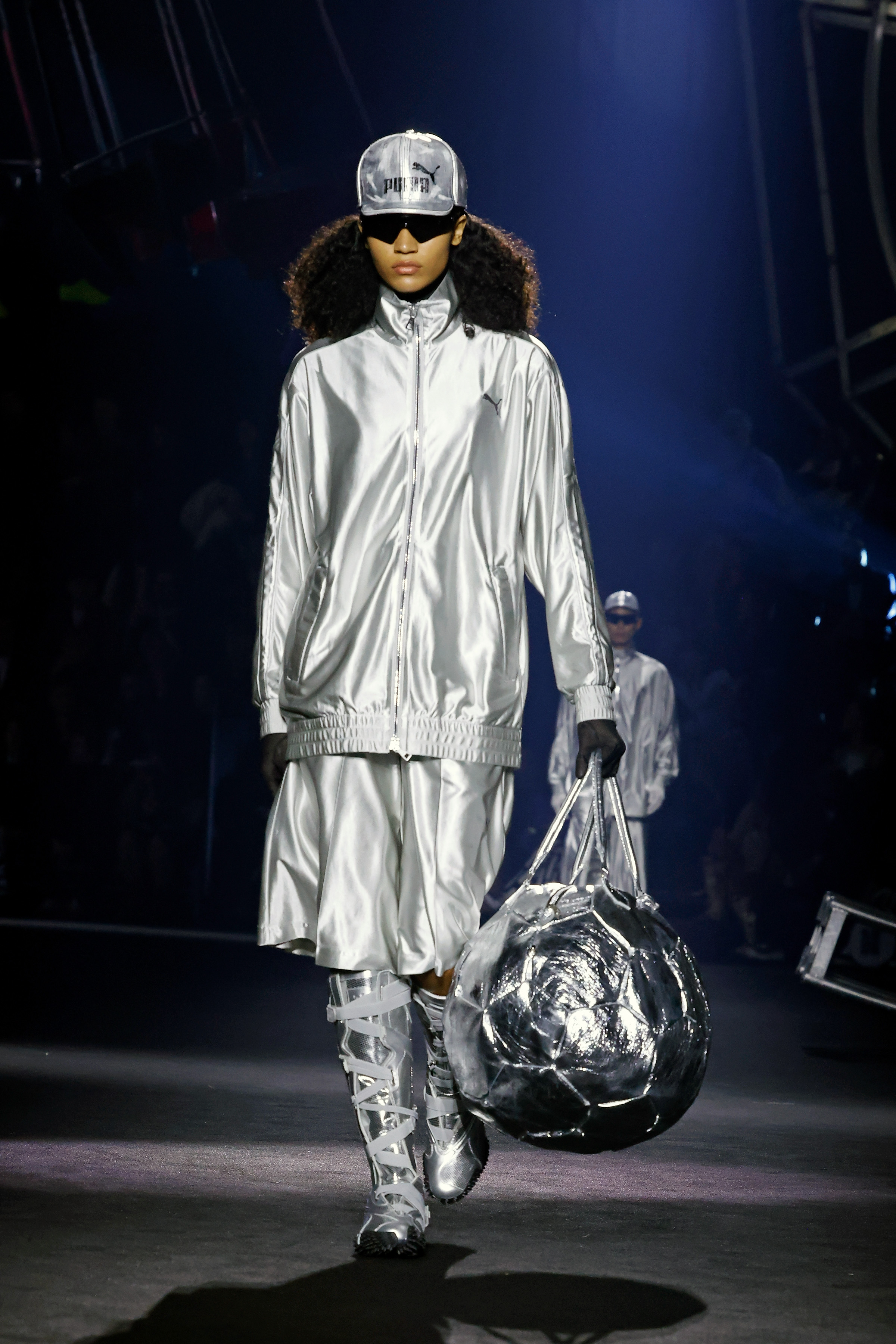 Welcome To The Amazing Mostro Show Presented By Puma – Runway – February 2024 New York Fashion Week Look prata metalizado no desfile de outono-inverno 2024 da Puma na semana de moda de Nova York