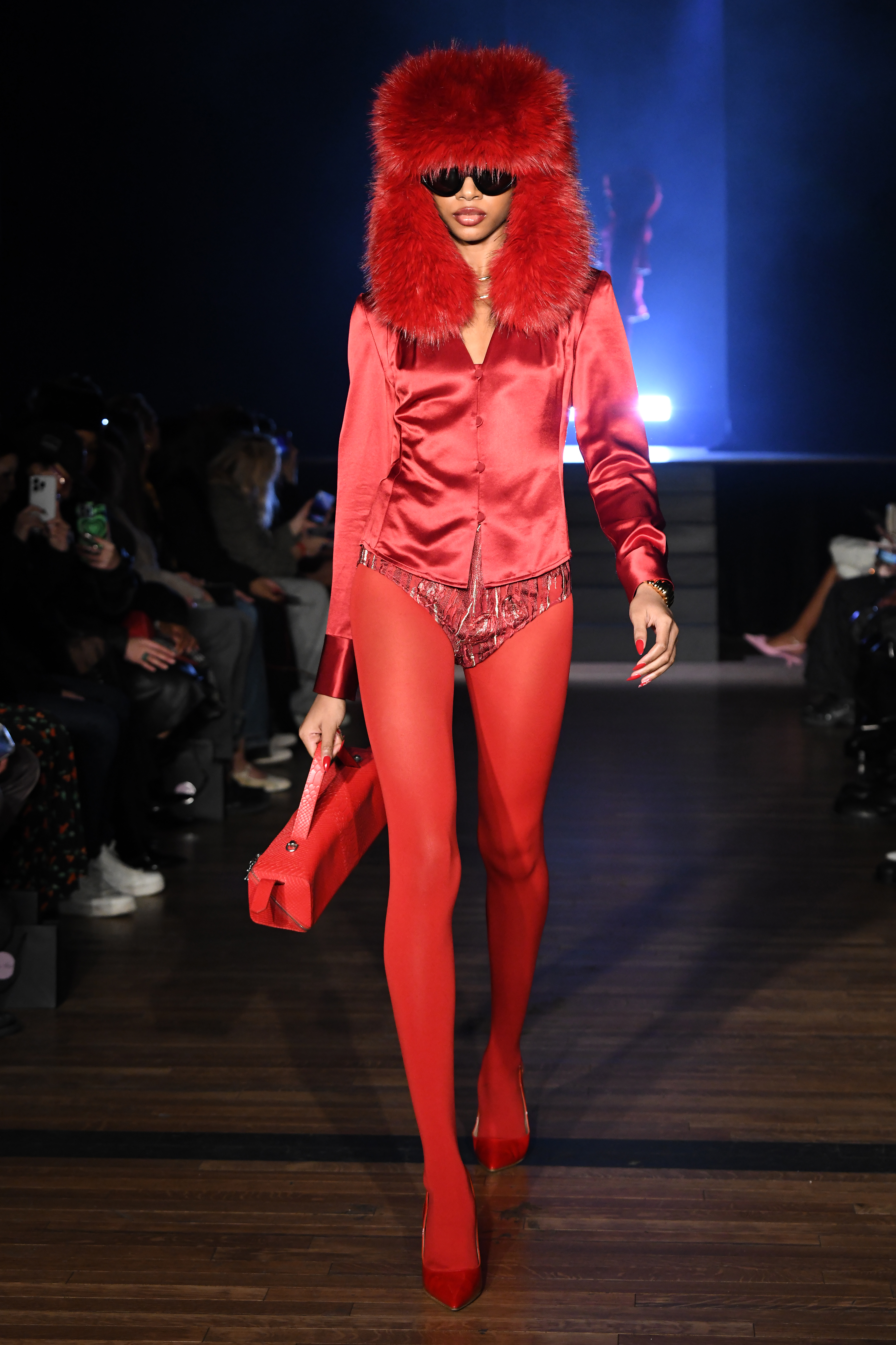 Look vermelho no desfile de outono-inverno 2024 da Kim Shui na semana de moda de Nova York