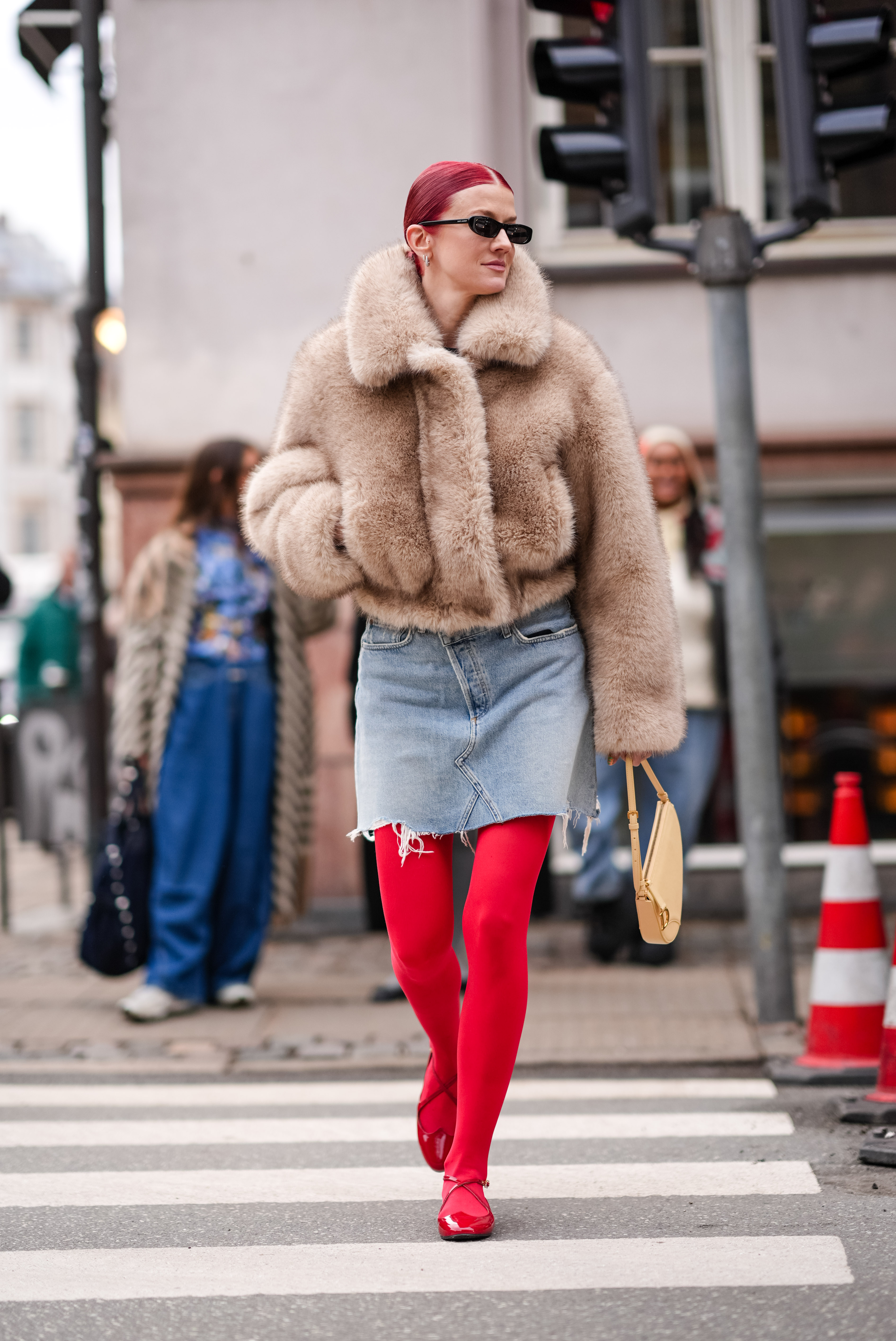 Look do street style da temporada de outono-inverno 2024 da semana de moda de Copenhagen