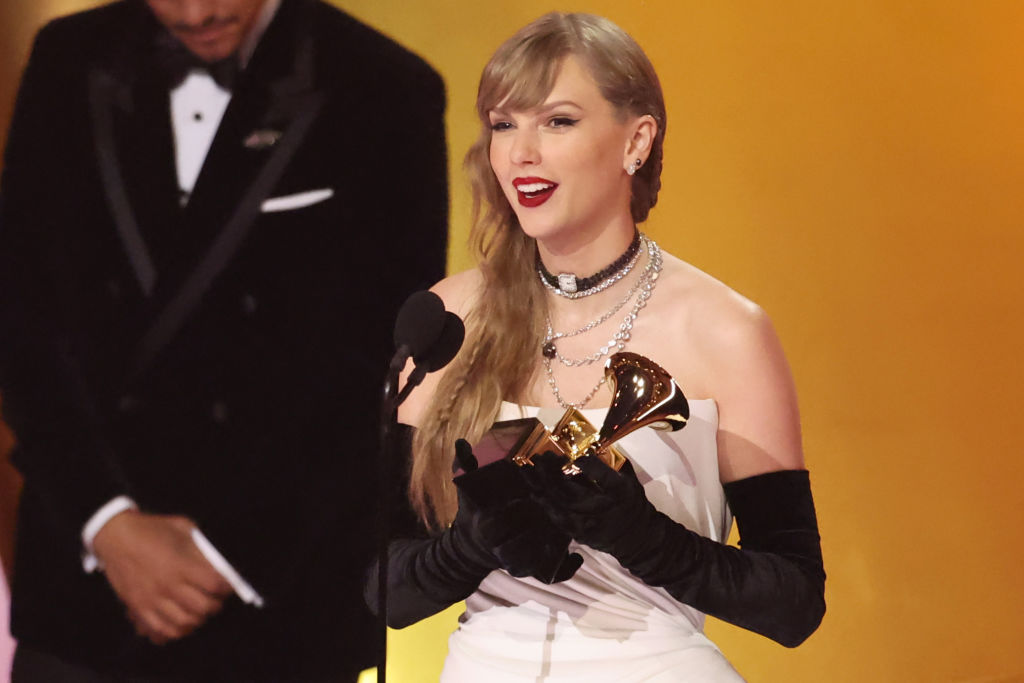Taylor Swift recebe seu 13º Grammy por Midnights, na categoria de Melhor álbum pop vocal.