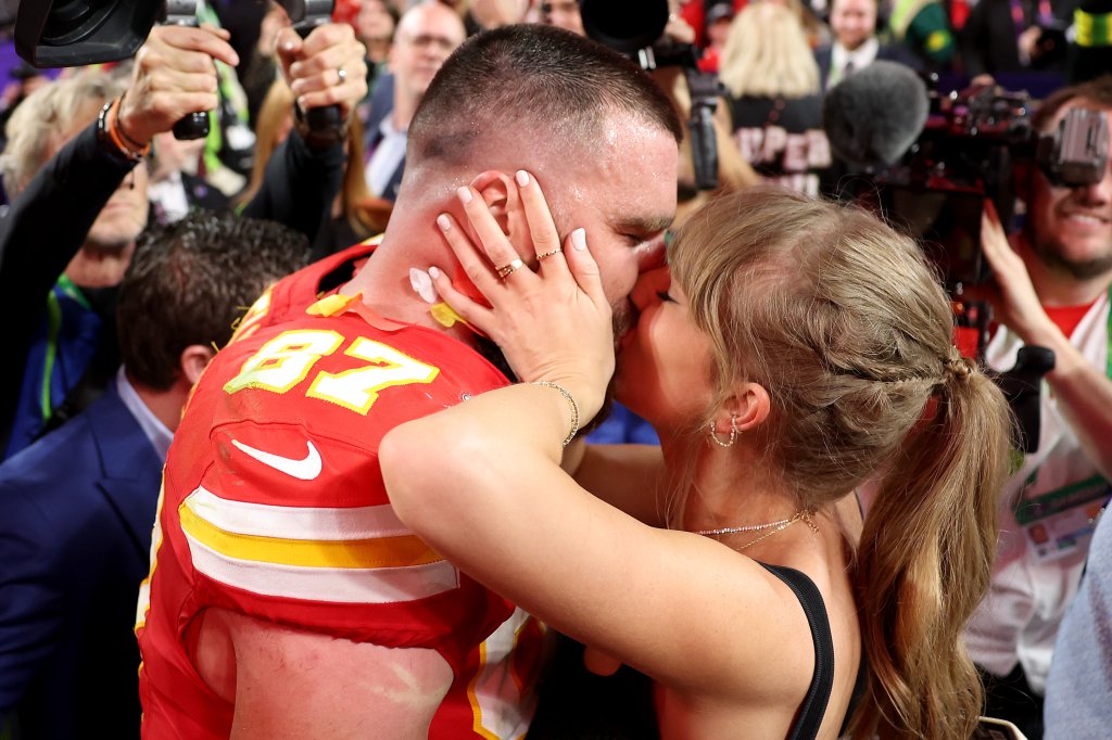 Travis Kelce e Taylor Swift comemoram vitória do Kansas City Chiefs no Super Bowl