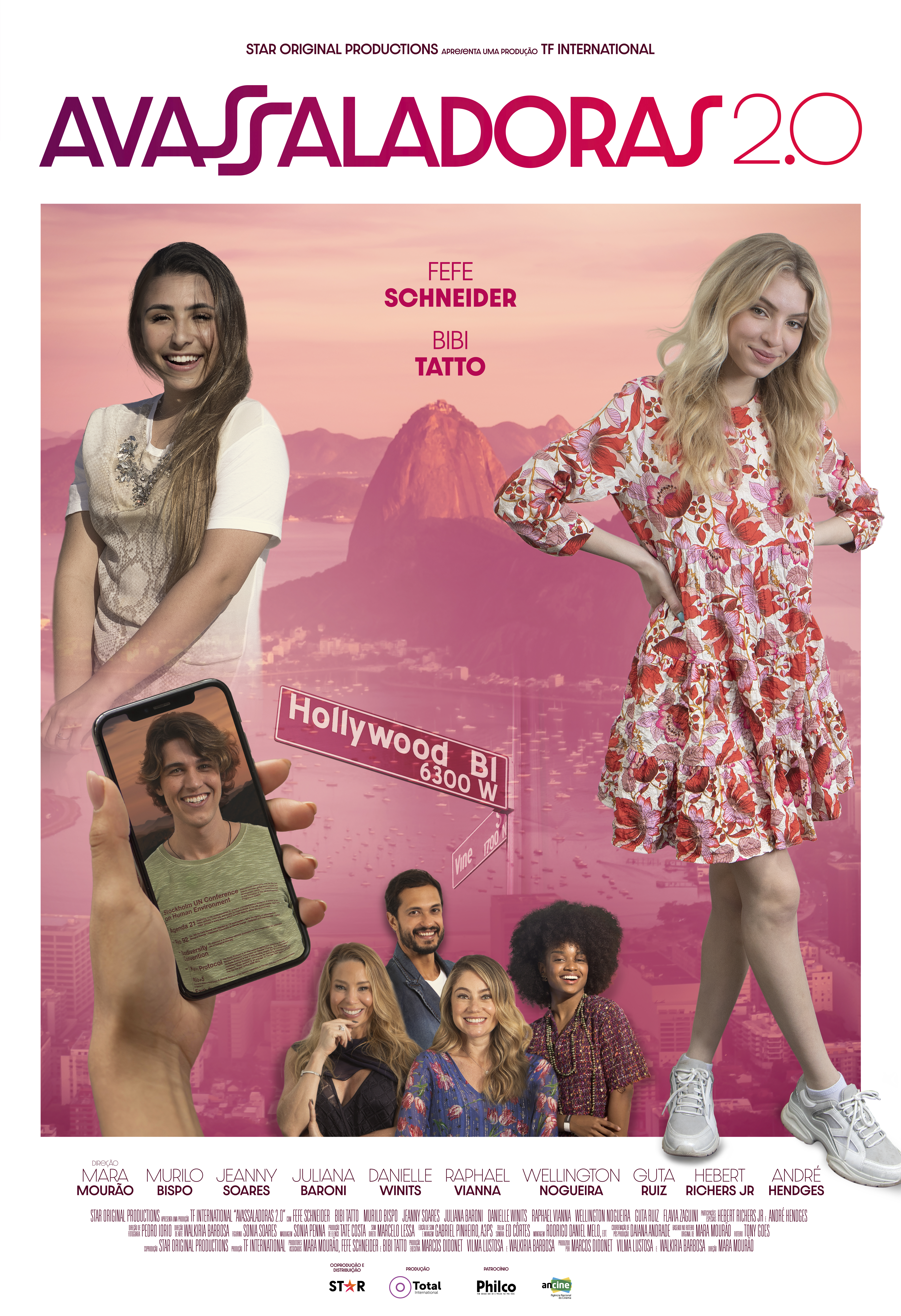 Recorte do pôster de Avassaladoras 2.0 com protagonistas posando para foto e sorrindo; o Rio de Janeiro aparece como cenário com um filtro rosa ao fundo