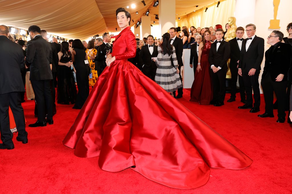 Eugene Lee Yang no tapete vermelho do Oscar 2024