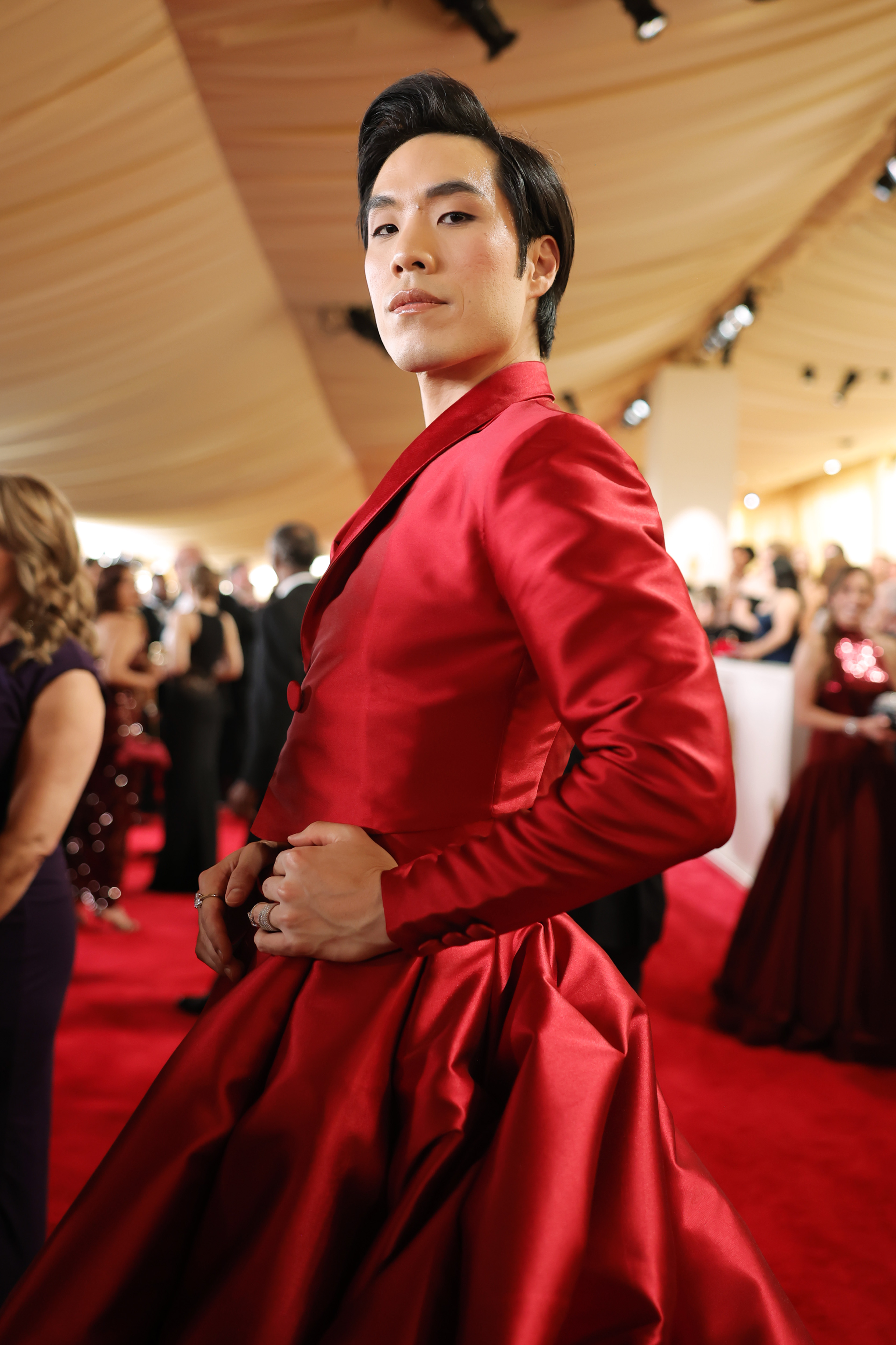 Eugene Lee Yang no tapete vermelho do Oscar 2024