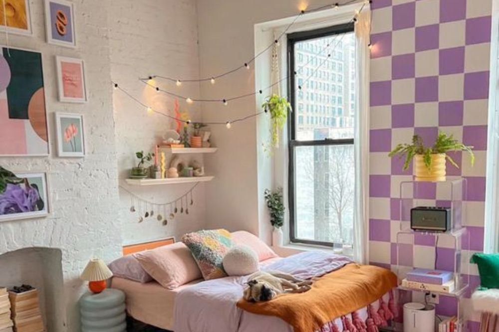 Imagem de um quarto decorado colorido.