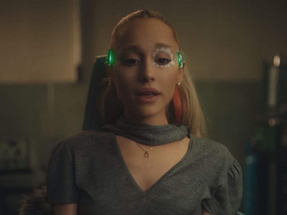 A maquiagem de nuvem do novo clipe da Ariana G... | Capricho