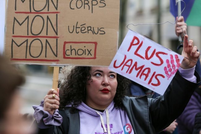 Um manifestante segura uma placa que diz “Meu corpo, meu útero, minha escolha” durante uma reunião silenciosa na Place de la Sorbonne, organizada pelo movimento “Aborto na Europa”, em Paris, França, em 28 de fevereiro de 2024.