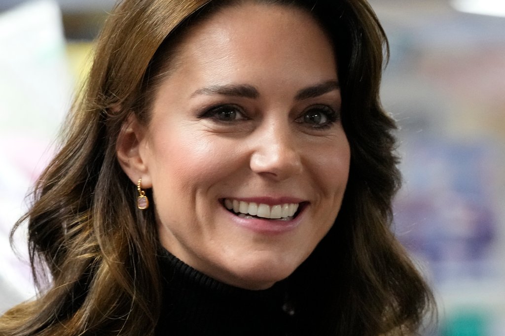 Kate Middleton sorrindo em fotografia