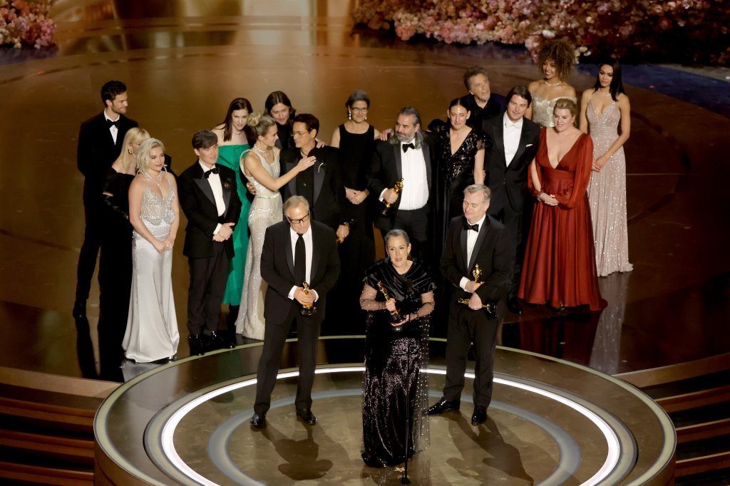 Elenco e produção de Oppenheimer no palco enquanto aceitam o prêmio de Melhor Filme no Oscar