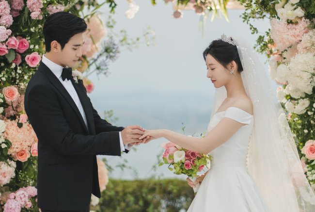 Os atores Kim Soo-hyun e Kim Ji-Won em cena de Rainha das Lágrimas.