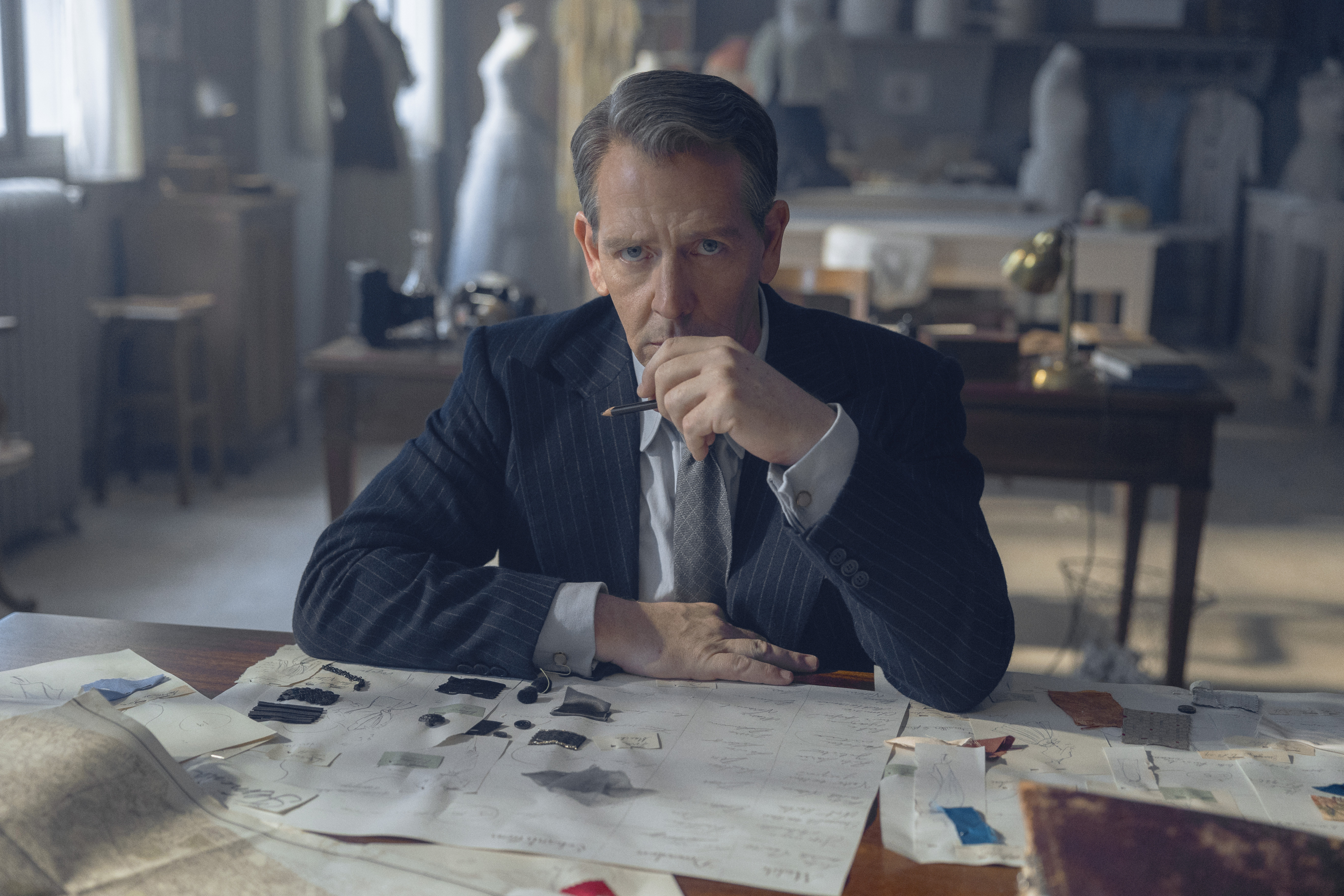 Christian Dior (Ben Mendelsohn) na série 'The New Look'