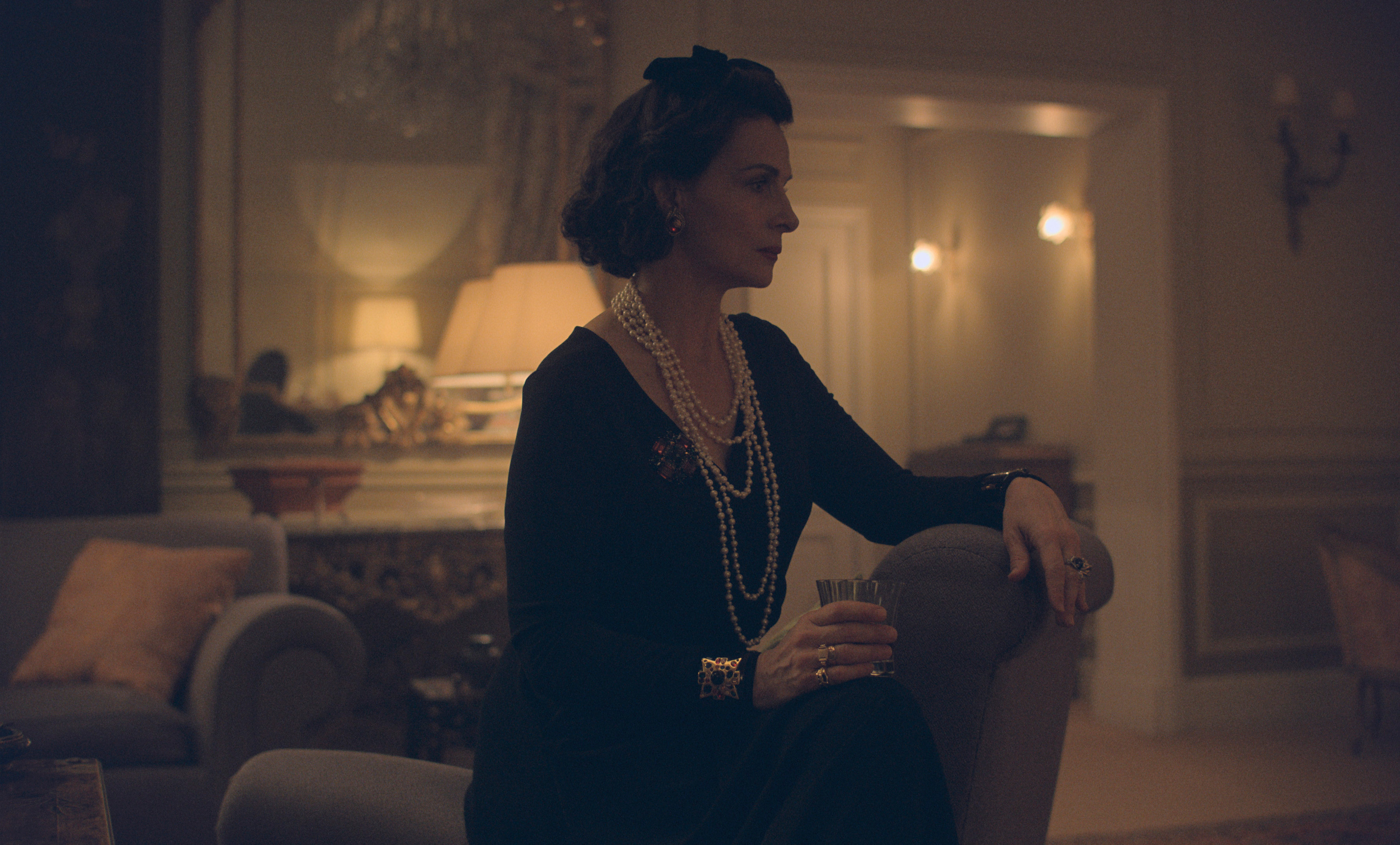 Coco Chanel (Juliette Binoche) na série 'The New Look'