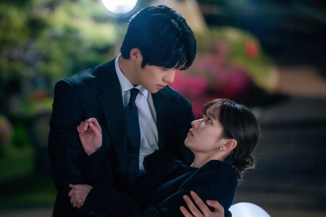 Moon Sang Min e Jeon Jong Seo em cena de Casamento Impossível.