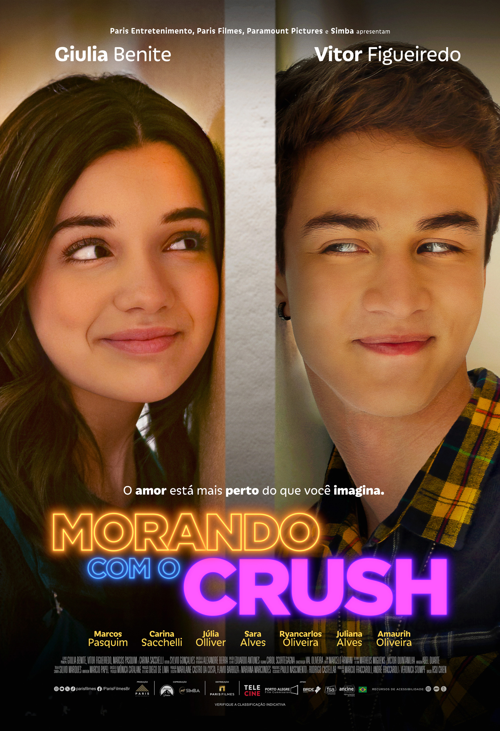 Pôster oficial de Morando com o Crush, filme de Giulia Benite e Vitor Figueiredo; os atores estão com os rostos encostados em uma porta com o nome e informações do filme escritos em letras coloridas pela imagem