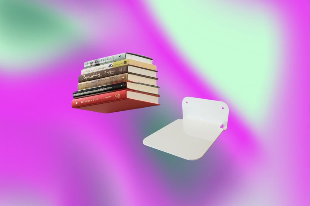 Imagem de um suporte branco de livros e livros empilhados.