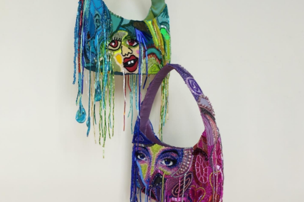 Bolsas de miçangas da artista Rachel Ellenbogen