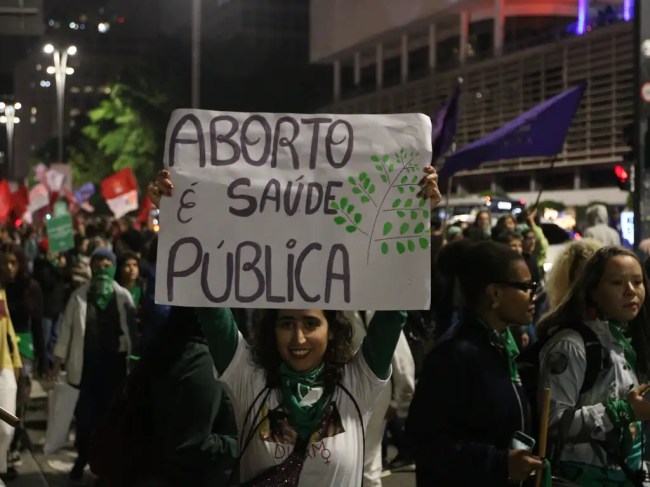 Ato pela legalização do aborto no dia latinoamericano e caribenho de luta pela descriminalização do aborto, na Avenida Paulista, em São Paulo.