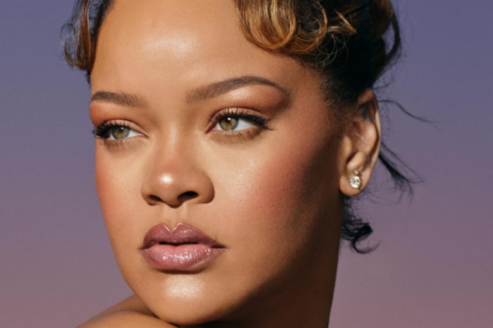 Fenty Beauty, de Rihanna, lança novo iluminador Demi'Glow