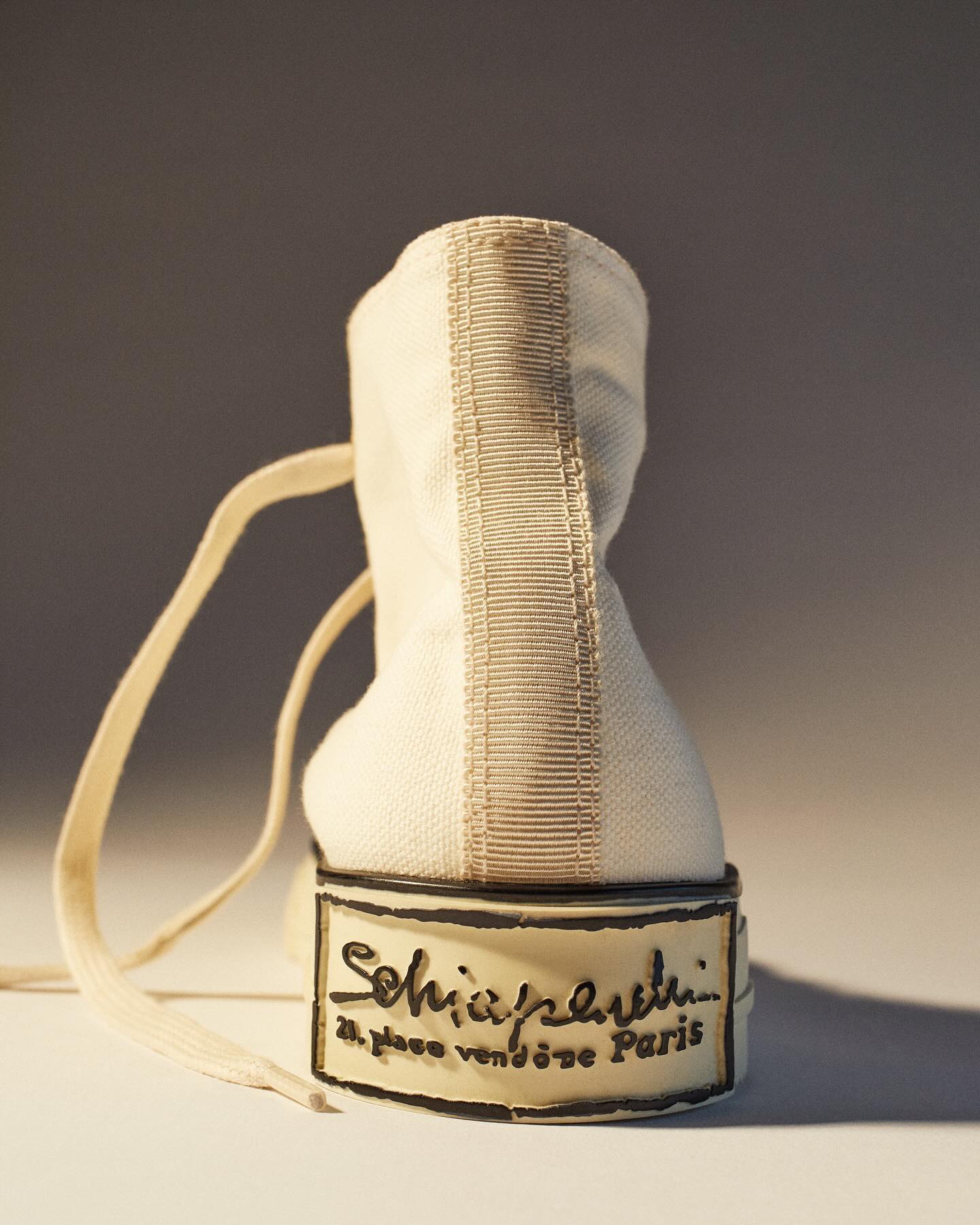 tenis-schiaparelli-01 Tênis 'Gold Toe Trainers' da Schiaparelli