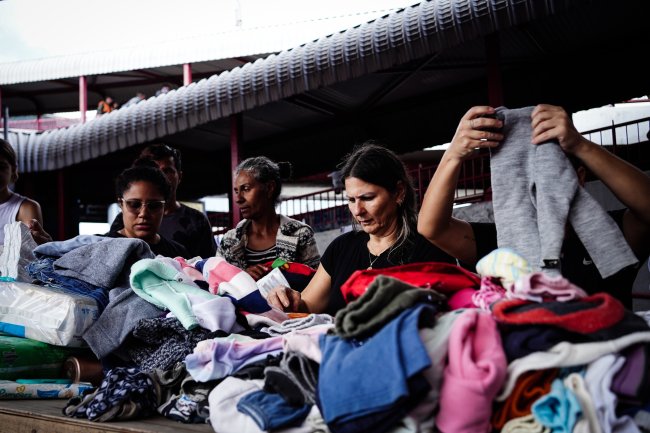 Voluntários separam roupas para doações no Rio Grande do Sul