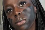 Marca de maquiagem gringa vende ‘tinta preta’ como base para pele retinta