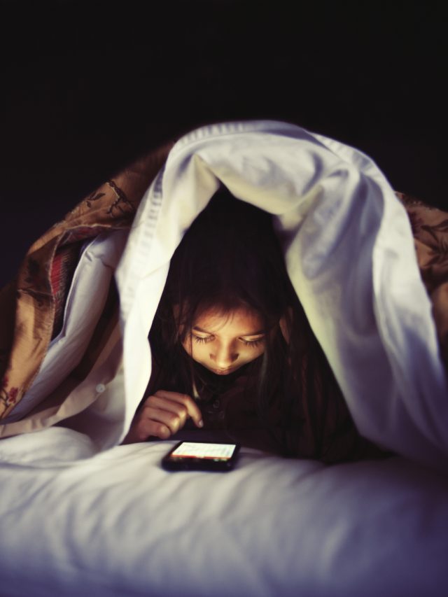 celular à noite uso de telas