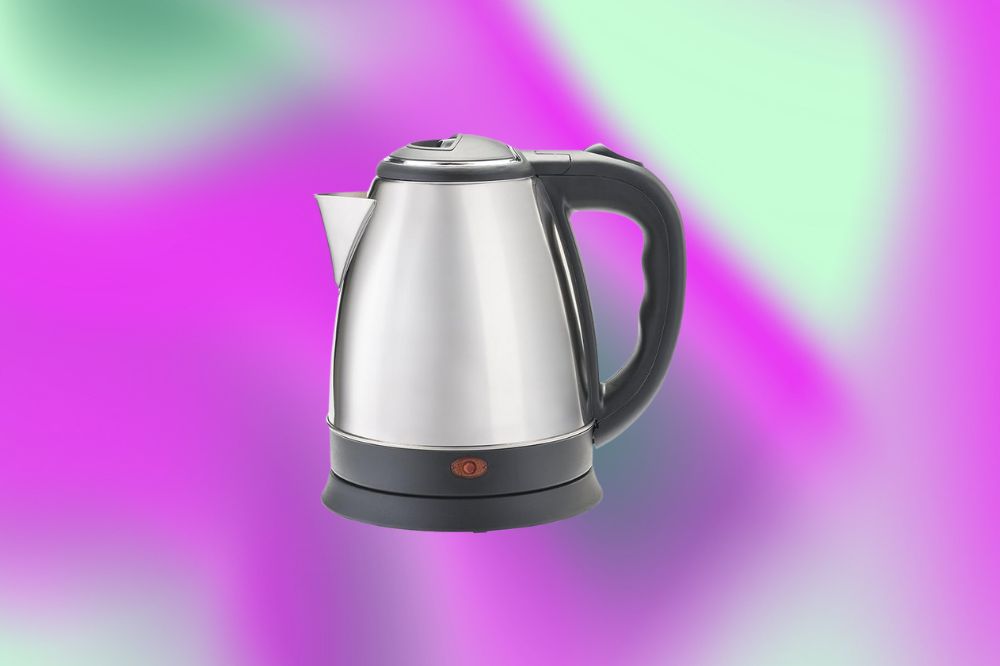 Imagem de uma chaleira cinza em um fundo roxo e verde.