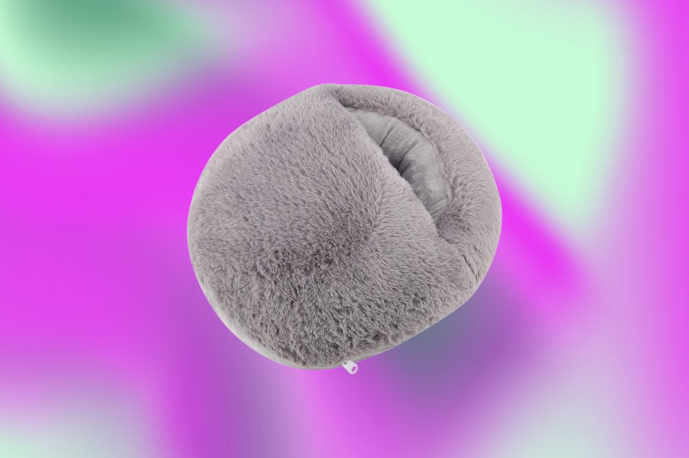 Imagem de uma almofada de esquentar os pés cinza em fundo roxo e verde.