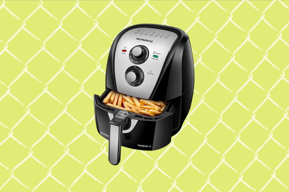 Receitas muito práticas para fazer na air fryer Imagem de uma air fryer preta aberta com batata frita dentro, em um fundo amarelo.