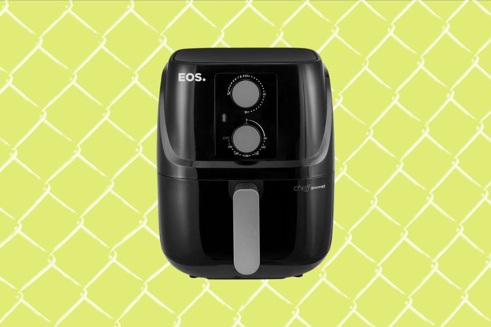 Receitas muito práticas para fazer na air fryer Imagem de uma air fryer preta com dois botões na frente e um puxador, em um fundo amarelo.