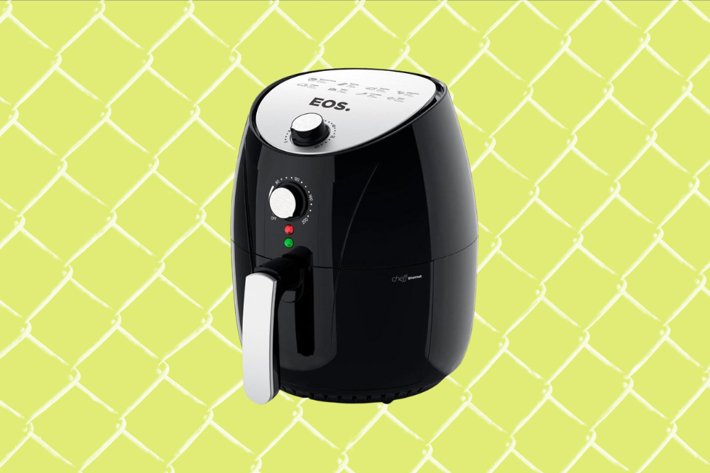 Receitas muito práticas para fazer na air fryer Imagem de uma air fryer preta com a parte de cima e o puxador cinza, em um fundo amarelo.