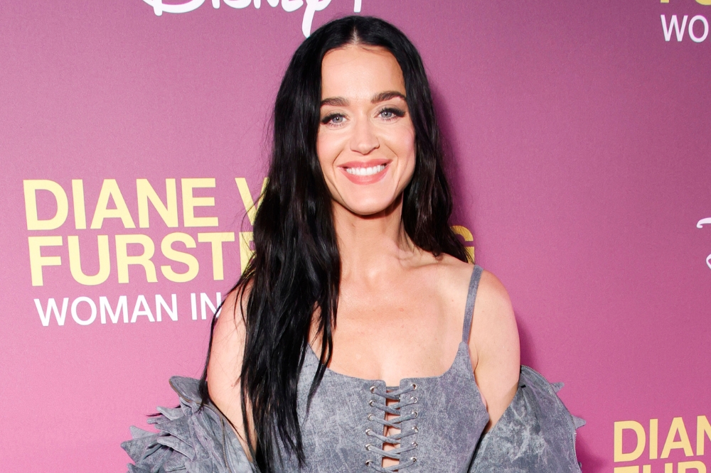 Katy Perry na première de 'Diane von Furstenberg - Mulheres no Comando' em Paris usando look da Artemisi