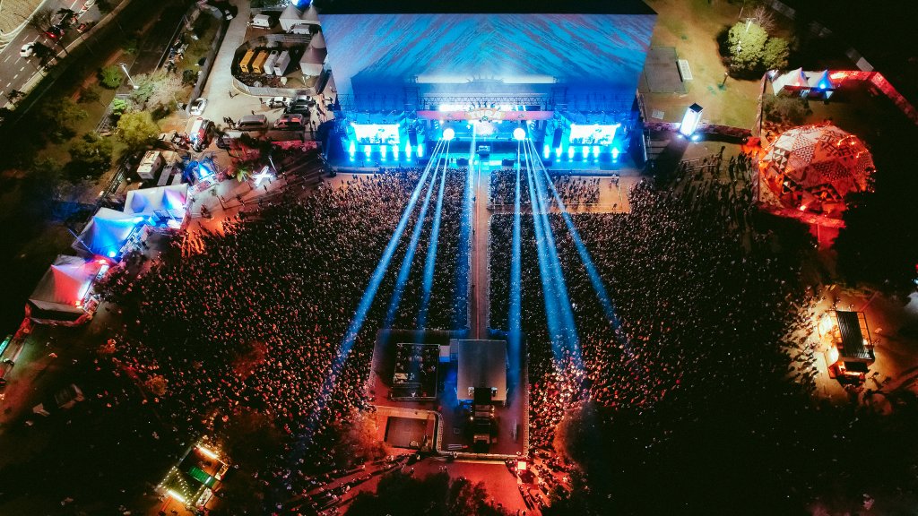 Palco de show de festival de música com luzes azuis