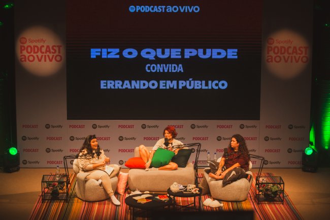 Ellora, Yasmin e Açucena Barroso gravando um episódio ao vivo e com plateia.