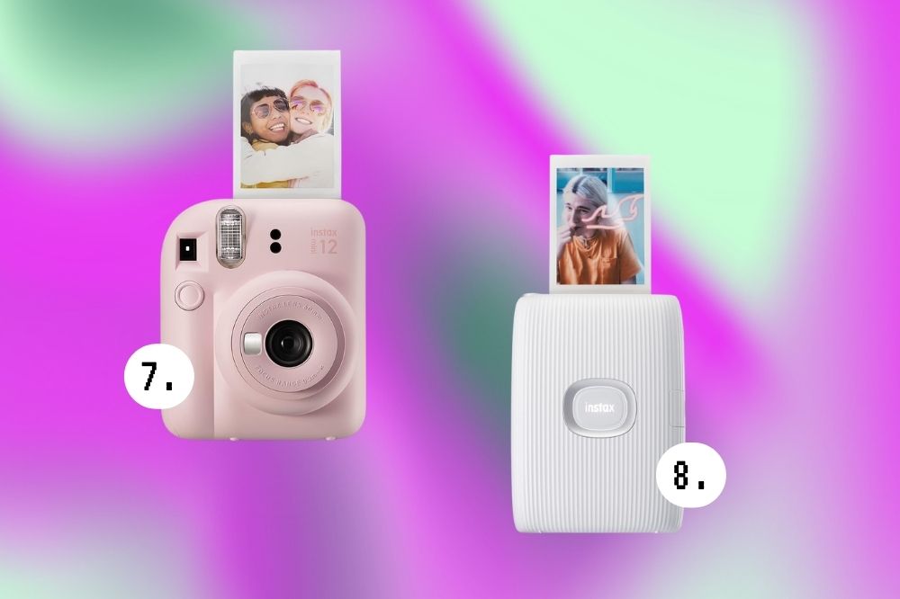 Coisas para você fazer durante as férias de julho longe do celular Imagem de uma câmera instax rosa à esquerda e uma mini impressora instax branca à direita.