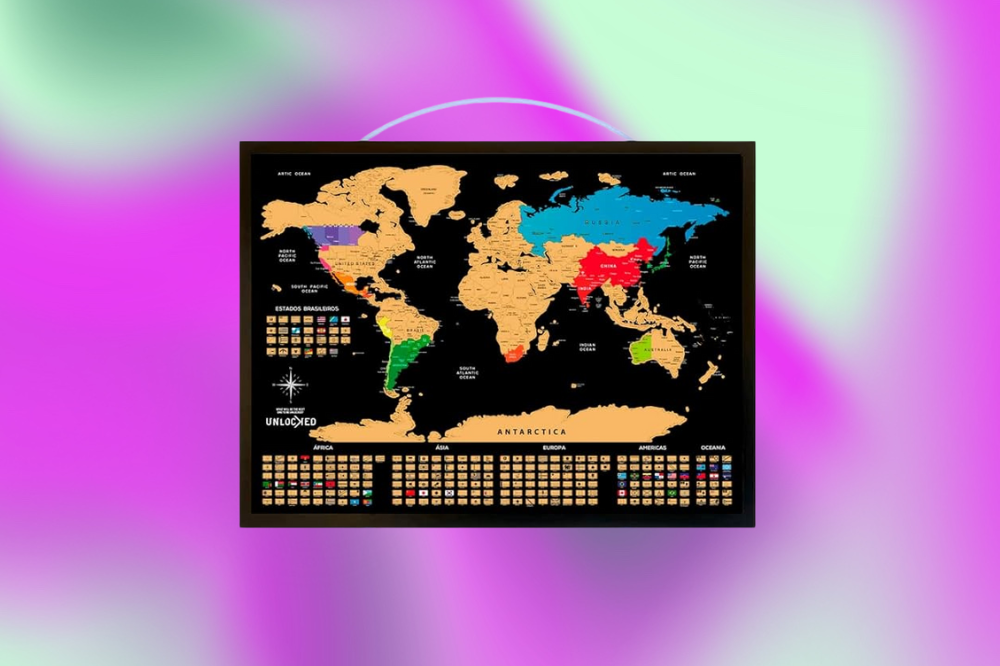 Imagem de um quadro preto com o mapa mundi em bege em um fundo roxo e verde.