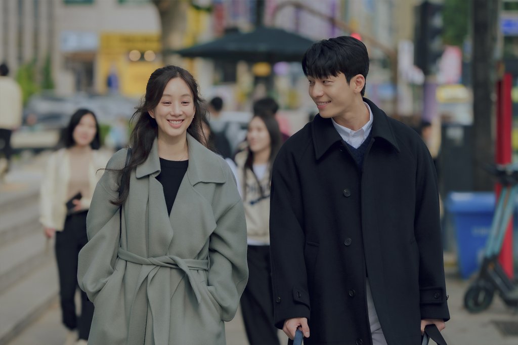 Foto dos atores Wi Ha Joon e Jung Ryeo Won no k-drama O Romance da Meia-noite em Hagwon